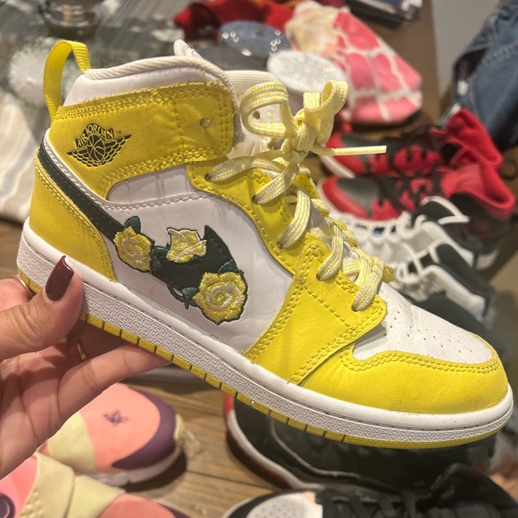 Kids sneaker in great condition. Jordan’s, Retro, Nike, water sandals, Converse - Picture 6 of 7